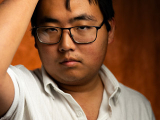 jeune-homme-cherche-a-samuser