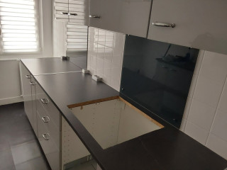 homme-61a-monte-meuble-en-kit-ikea-sur-nice