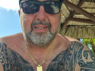 moment-coquin-a-la-piscine