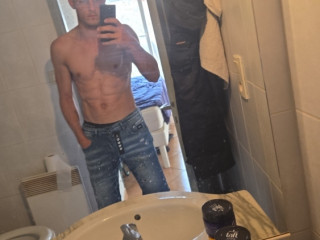 jeune-homme-blond-yeux-bleus