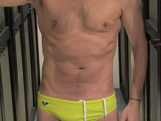 bel-homme-mince-et-sportif-recherche-dominateur