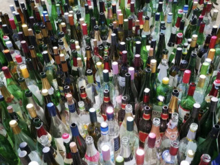 recherche-dons-de-flacons-de-parfum-et-bouteilles-en-verre-vides-projet-artistique