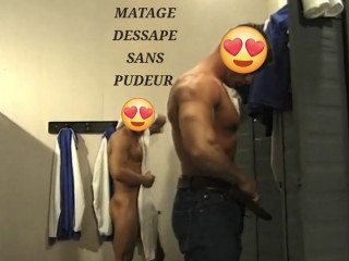 exhib-matage-tate-branle-en-vestiaire-douches-de-piscine