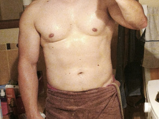 beau-gosse-sportif-bi-cherche-un-black-cool-pour-le-pomper