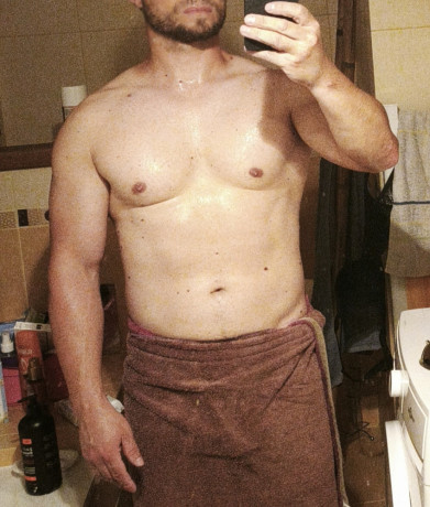 beau-gosse-sportif-bi-cherche-un-black-cool-pour-le-pomper-big-0