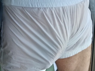 cherche-mec-qui-se-ferait-tripoter-le-paquet-en-short-nylon