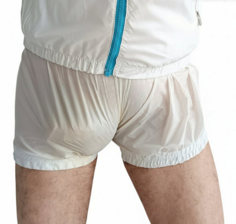 cherche-mec-qui-se-ferait-tripoter-le-paquet-en-short-nylon-big-1