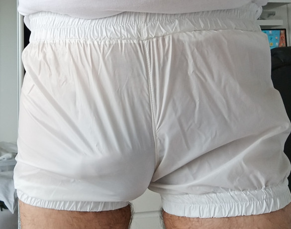 cherche-mec-qui-se-ferait-tripoter-le-paquet-en-short-nylon-big-3