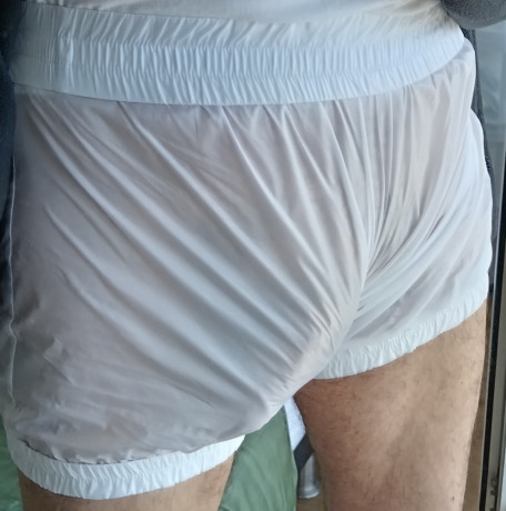 cherche-mec-qui-se-ferait-tripoter-le-paquet-en-short-nylon-big-0
