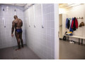 exhib-matage-tate-branle-en-vestiaire-douches-de-piscine-small-3