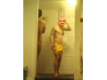 exhib-matage-tate-branle-en-vestiaire-douches-de-piscine-small-1
