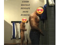 exhib-matage-tate-branle-en-vestiaire-douches-de-piscine-small-0
