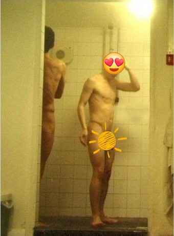 exhib-matage-tate-branle-en-vestiaire-douches-de-piscine-big-1