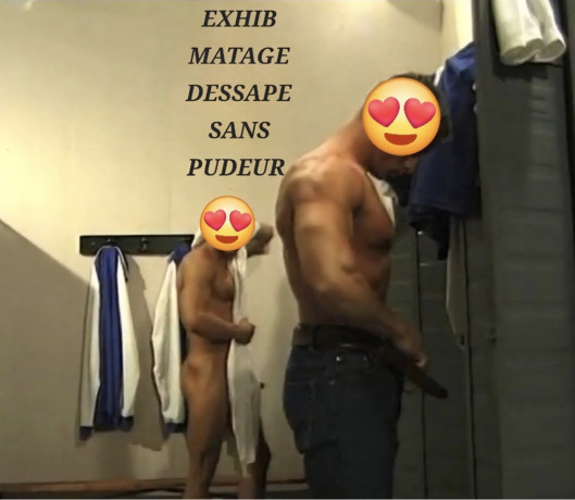 exhib-matage-tate-branle-en-vestiaire-douches-de-piscine-big-0