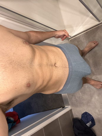 jeune-homme-de-20-ans-cherche-milfcougar-sur-lyon-big-1