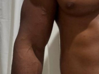 corps-desir-et-connexion-homme-africain-pour-moments-brulants-venez-vite