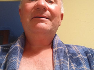 relation-serieuse-avec-un-homme-poilu-calin